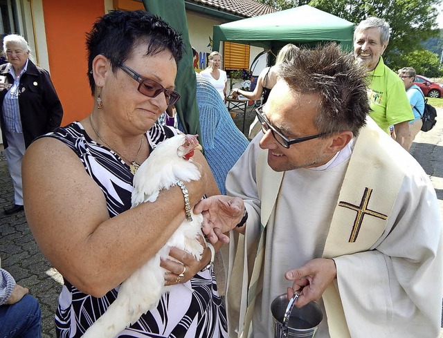 Auch das Huhn &#8222;Hope&#8220; erhie...Hochrhein-Wiesental den Segen Gottes.   | Foto: Claudia Gempp