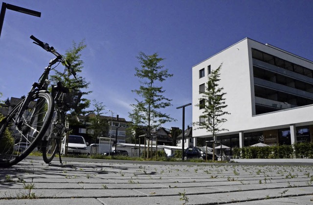 Auf dem Parkplatz der neuen Wohnanlage...indet sich der genaue Standort links.   | Foto: Felix Lieschke