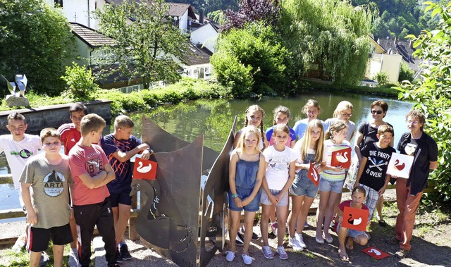 Die Klasse 6d mit Lehrer Bernhard Wehr...eiher die Entwrfe neben der Skulptur.  | Foto: Sattelberger