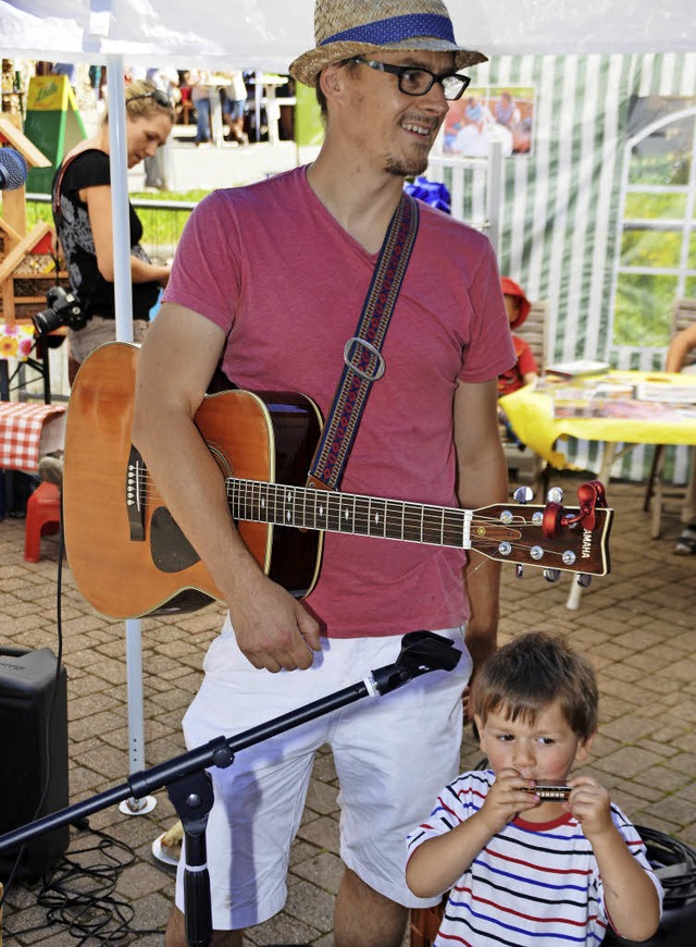 Generationenbergreifender Auftritt mit Gitarre und Mundharmonika  | Foto: Edgar Steinfelder
