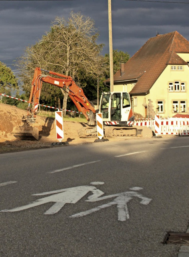 Fr die  Bushaltebucht wird nun gebaggert.   | Foto: Gerd Leutenecker