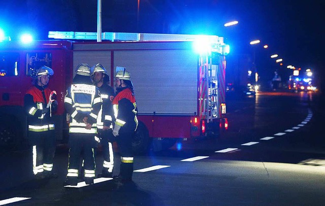 Feuerwehrleute stehen in Wrzburg an einer Straenabsperrung.  | Foto: dpa