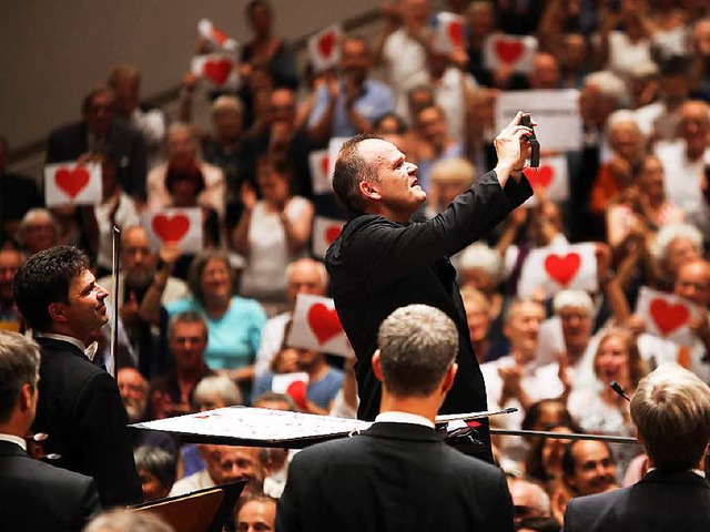 Beim Schlussapplaus: Dirigent Franois-Xavier Roth mit Orchester und Publikum  | Foto: Wolfram Lamparter