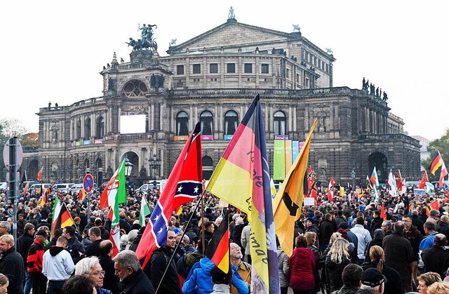 Demonstranten der Pegida im Oktober 2015 vor der Semperoper in Dresden  | Foto: dpa