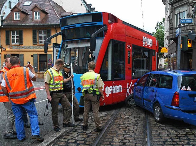Ein Unfall zwischen Auto und Tram an d...otswidriges Abbiegen verursacht wurde.  | Foto: Ingo Schneider