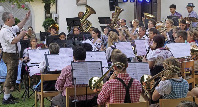 Die Musiker hatten sich das Thema &#82... der Kirche fr Sommerfest-Atmosphre.  | Foto: Ilona Hge