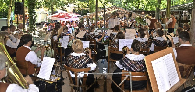 Sasbach. Sonnenbeschienen das diesjhr...h bei Achern beim Frhschoppenkonzert.  | Foto: Roland Vitt