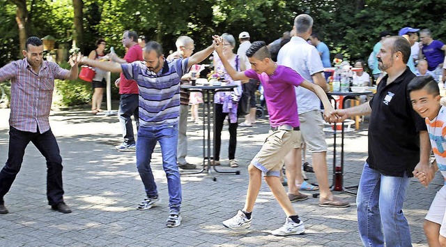 Auch Einheimische reihten sich in die ...chtlinge aus ihrer Heimat auffhrten.   | Foto: Hans Spengler