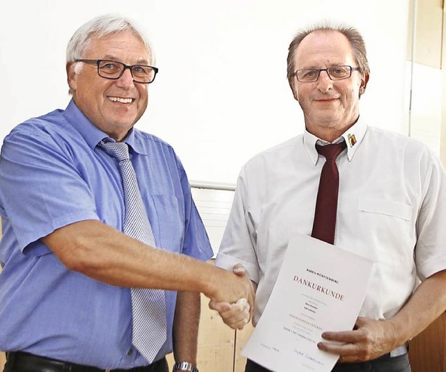 Der Rektor (links) Hans Lgler gratuliert seinem Konrektor Rolf Armbruster.   | Foto: Heidi Fssel