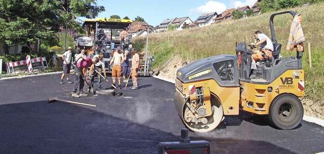 Die Sdhangstrae in St. Mrgen erhlt in dieser Woche eine neue Asphaltdecke.   | Foto: Heinrich Fehrenbach