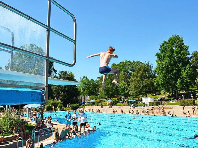 Gleich macht&#8217;s &#8222;PLATSCH!&#...rschbombencontest im Freibad Mllheim.  | Foto: Julia Jacob