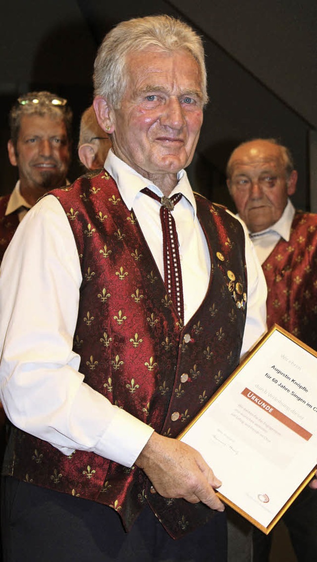 Augustin Knpfle ist seit 60 Jahren Chorsnger.  | Foto: Gert Brichta