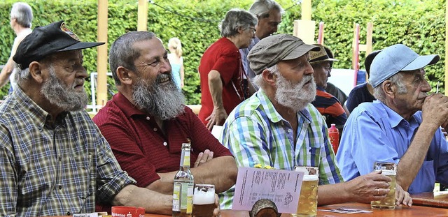 Gartenfest: Die Barttrger waren zumindest an diesem Tisch in der berzahl.  | Foto: Christa Maier