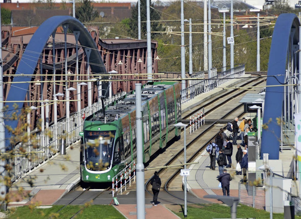 Der Tram-Halt am Bahnhof soll nicht Endstation bleiben.   | Foto: Lauber