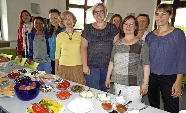 Beim Frauen-Caf gaben VHS-Leiterin  G...rtreffs,  Stefanie Franosch (rechts).   | Foto: Claudia Gempp