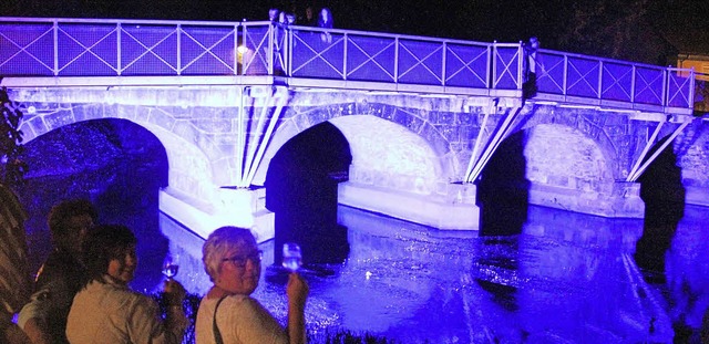 Mit einem Glas Wein in der Hand genie...er Fnf-Bogen-Brcke ber der Dreisam.  | Foto: Horst David