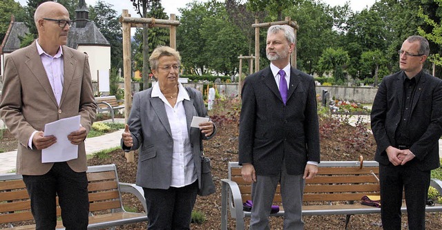 In Anwesenheit von Axel Fautz (links) ...er auf dem Friedhof Bad Krozingen ein.  | Foto: Hans Jrgen Kugler