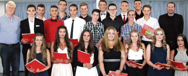 Die 20 Hauptschulabsolventen mit ihrem...chts) und Rektor Wolfgang Gass (links)  | Foto: Manfred Lange