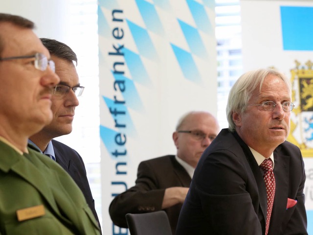 Polizeiprsident Gerhard Kallert (Poli... uern sich in einer Pressekonferenz.  | Foto: dpa
