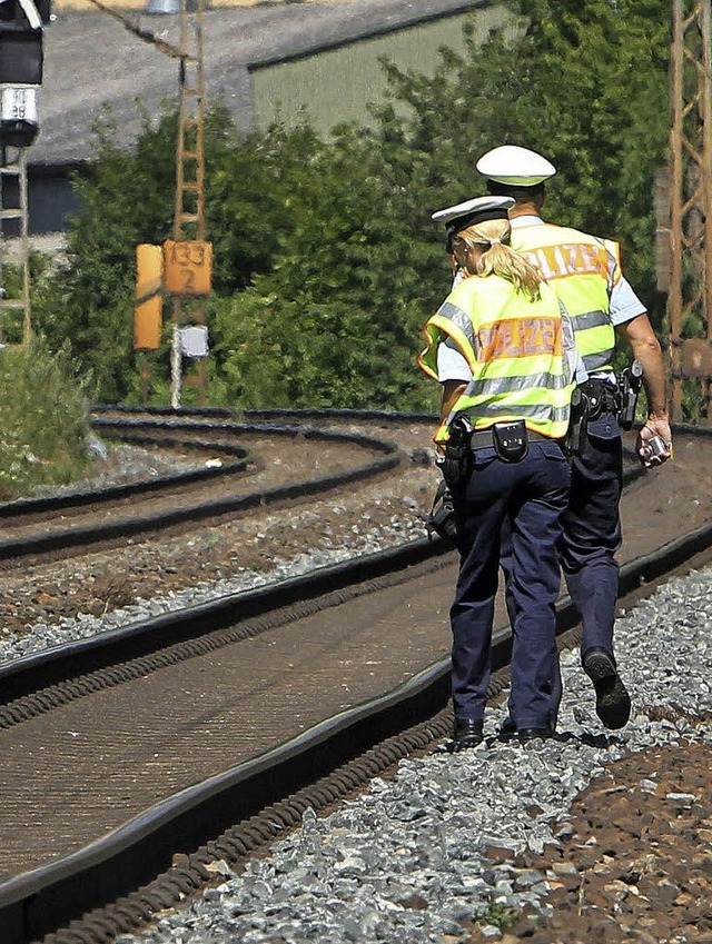 Spurensuche am Tag danach an den Gleisen bei Wrzburg  | Foto: afp