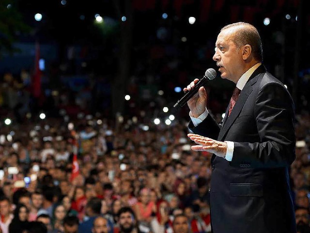 Erdogan spricht in Istanbul vor  jubelnden Anhngern.   | Foto: dpa