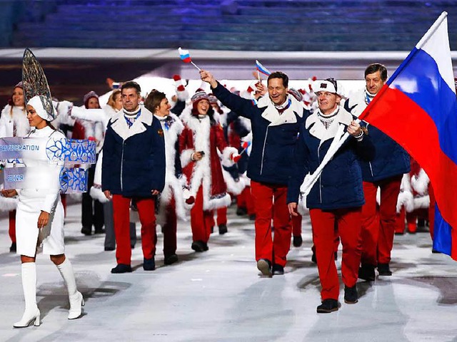 Das russische Team um den Fahentrger,...ung der Olympischen Spiele in Sotschi.  | Foto: dpa