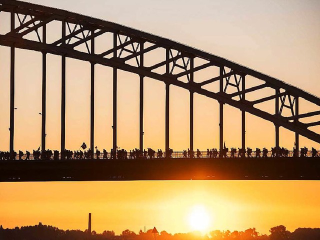 Menschenwurm auf der Brcke ber die  Waal, einen Mndungsarm des Rheins.   | Foto: dpa