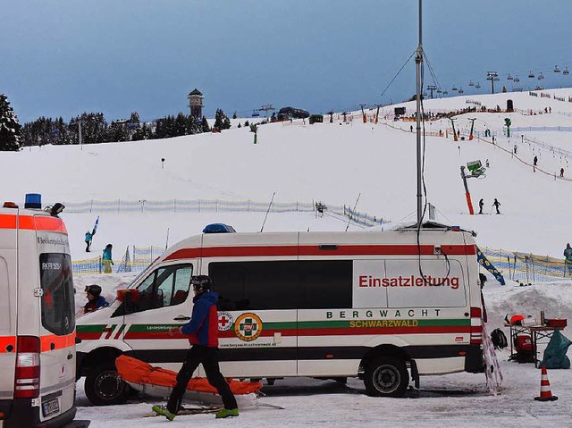 Rettungs- und Bergwacht-Einsatz im Winter am Feldberg.  | Foto: dpa