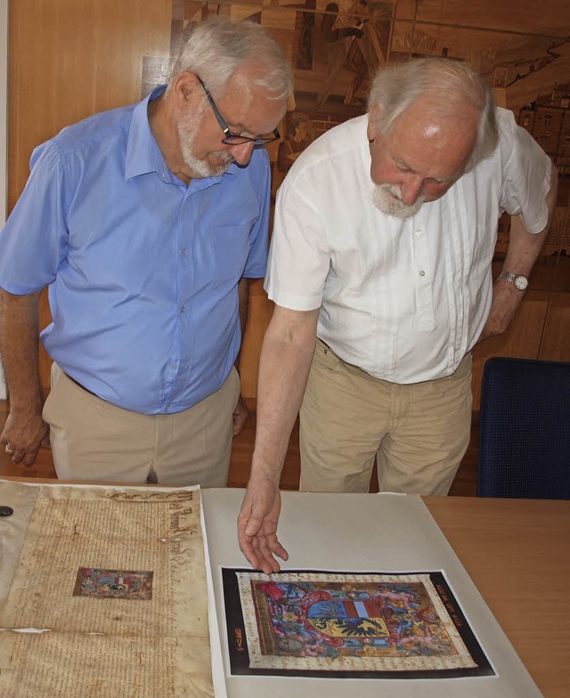 Brgermeister  Ernst Schilling und Han...dem Wappenbrief Herbolzheims von 1606.  | Foto: Michael Haberer