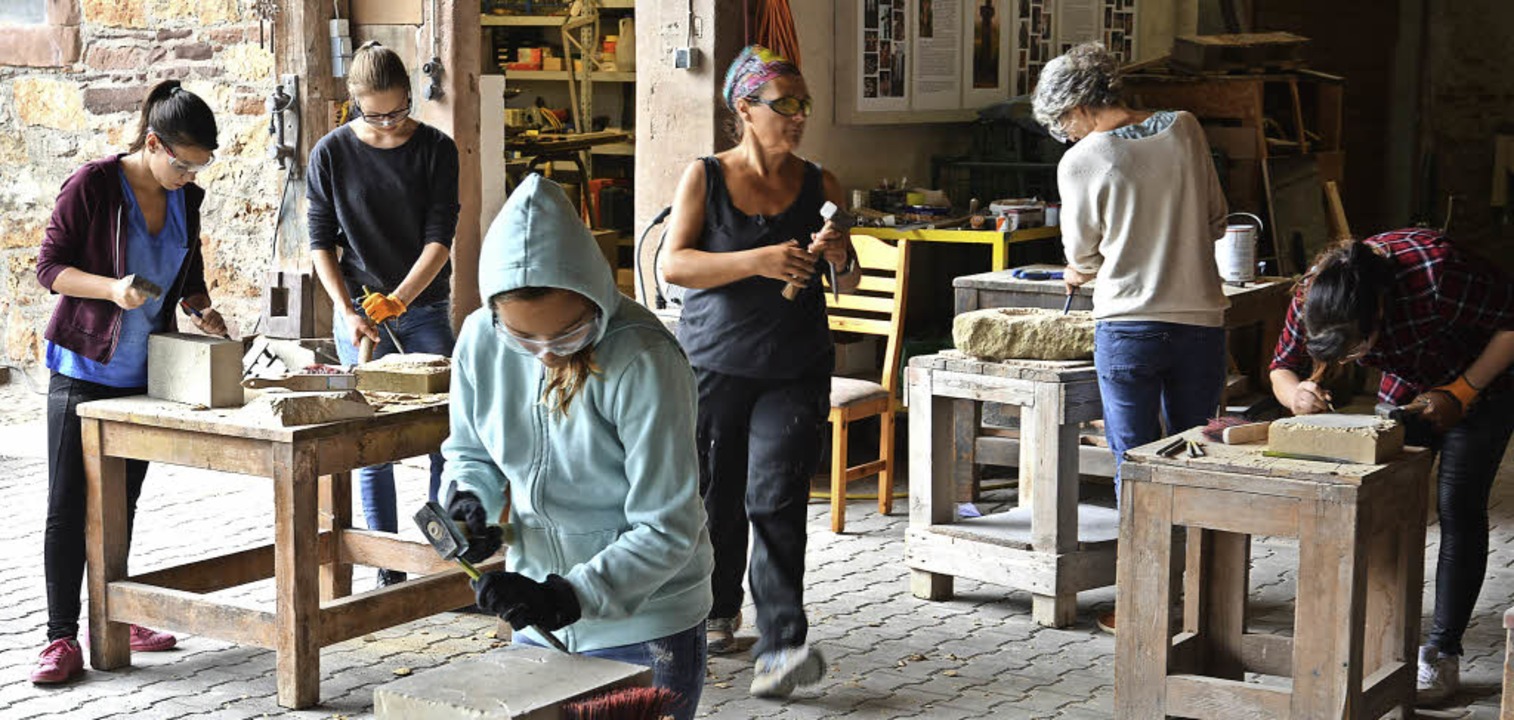 Konzentriert bei der Arbeit sind die S...t des Steinbildhauers Ulrich  Slzle.   | Foto: Benedikt Sommer