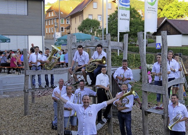 Hurra, volle Besucherpltze (im Hinter...mmerschoppen beim neuen Bergdorfhaus.   | Foto: Roland Fischer