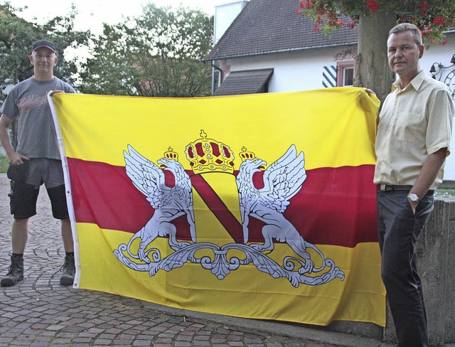 Michael Zimmermann (links) und Oliver ...sche Flagge auf dem Brenfels hissen.   | Foto: Jrn Kerckhoff