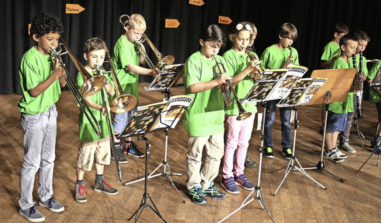 Der Schulchor und die Bläserklasse erg... die Feier mit musikalischen Beiträgen  | Foto: Karin Heiß
