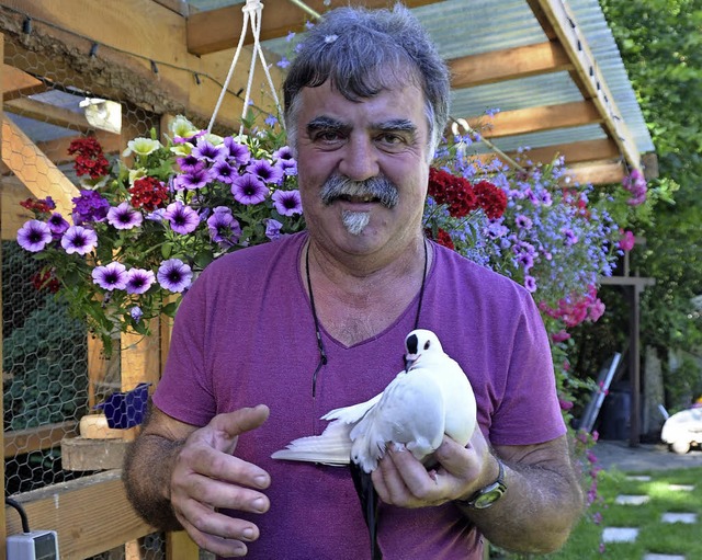 Horst Oesterlin mit einer &#8222;Thringer Schnippe&#8220;   | Foto: Stella Kaltenbach