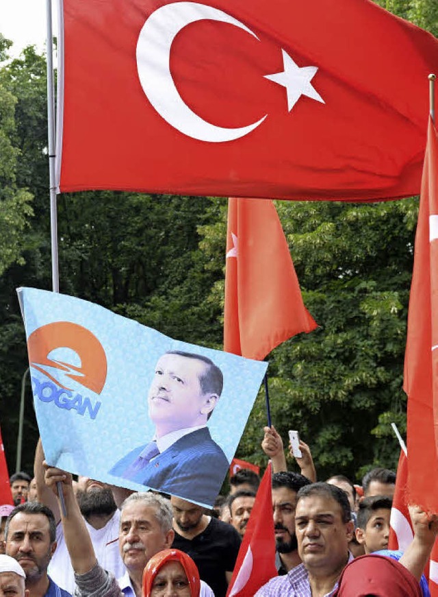 In Deutschland hat Erdogan viele Unter...t, wie der Screenshot  (links) zeigt.   | Foto: DPA/BZ
