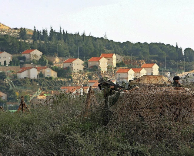 Getarnter Beobachtungsposten des israe...rs gegenber einem libanesischen Dorf   | Foto: dpa