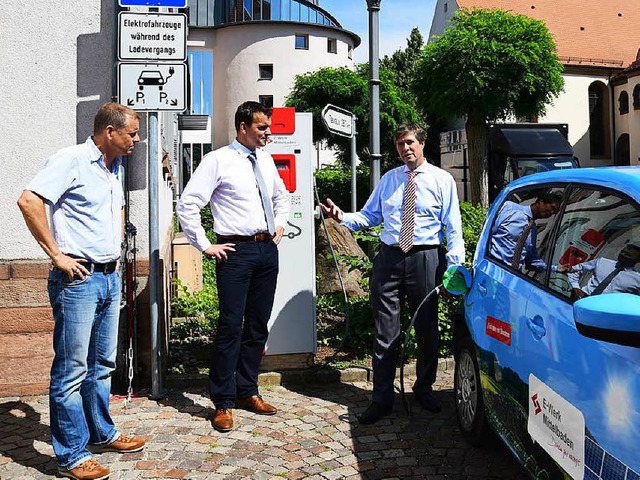 Die erste Ladesule haben Jochen Gnebe...EWM-Vorstand Ulrich Kleine eingeweiht.  | Foto: E-Werk