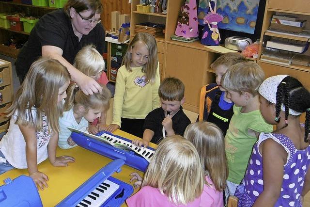 Munterer Besuch mit der Melodica