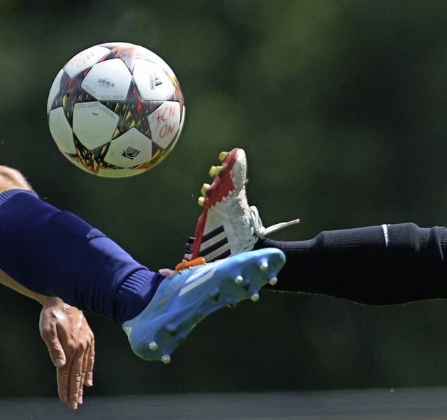 Hoch das Bein: Der Ball fliegt und  rollt beim Sportwochenende des FC Neustadt.   | Foto: Patrick Seeger