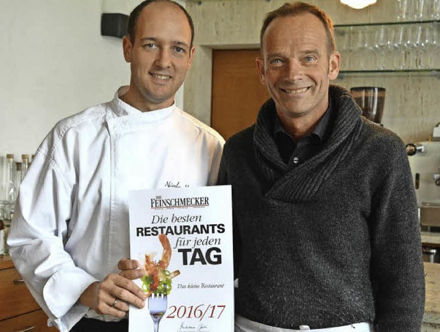 Kchenchef Nicolas Marceau (links) und... die Auszeichnung fr das Drei Knig.   | Foto: Barbara Ruda