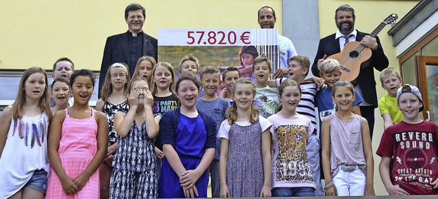 Erzbischof  Stefan Burger (hinten, von...ttenheimer Grundschule fotografieren.   | Foto: Jonas Hirt