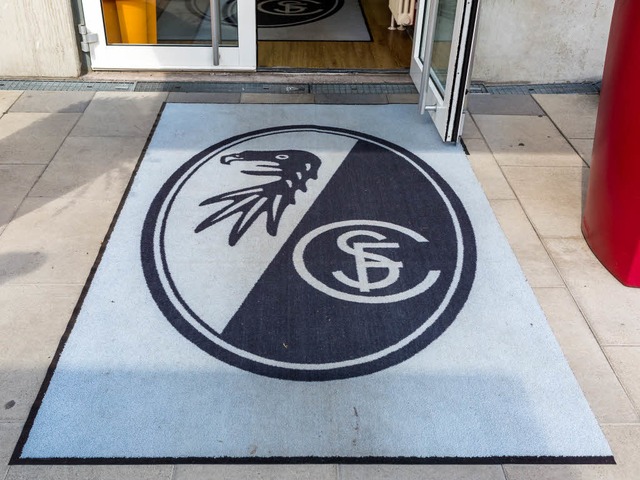 Hier geht&#8217;s rein: ein Eingang de...stadions mit dem Logo des SC Freiburg.  | Foto: Carlotta Huber