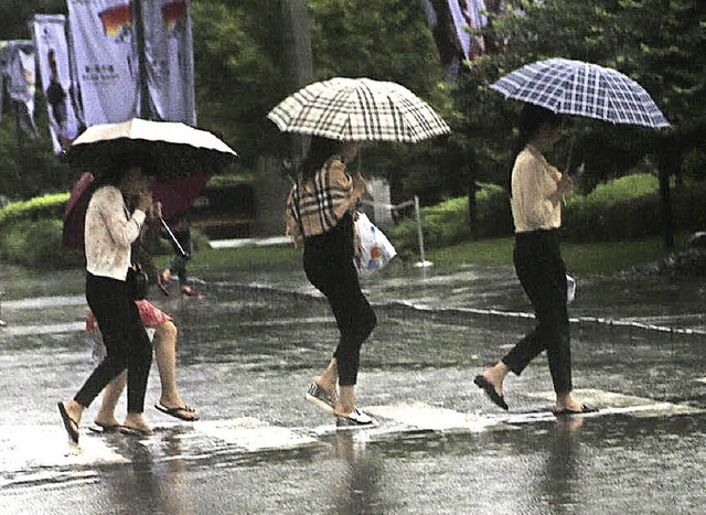 Auch in Peking waren  Straen berflutet.   | Foto: dpa