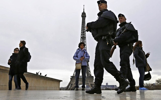 Sicherheitskrfte patrouillieren in Paris.    | Foto: dpa
