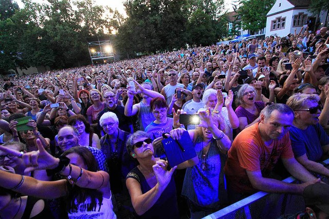 4800 Zuschauer sahen das Konzert von The Boss Hoss auf dem Schlossplatz.  | Foto: Patrik Mller