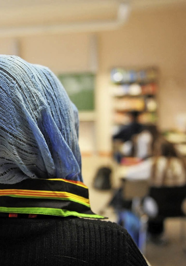 Eine Schlerin mit Kopftuch im Unterricht   | Foto: dpa