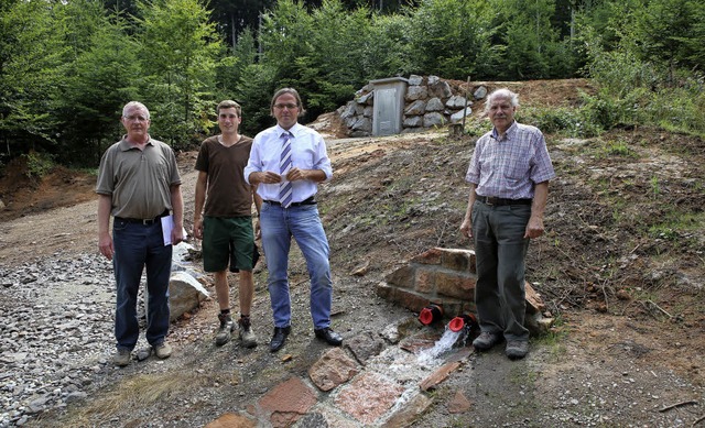 Beim Quellsammelschacht Allmend erlut...ter Carsten Gabbert, und Karl Brsch.   | Foto: Christoph Breithaupt