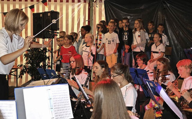 Das Jugendorchesters der Werkkapelle, ...les aus Gutach und dem Grundschulchor   | Foto: Karin Heiss