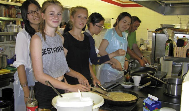 In der Kche bereiten Jugendliche aus ...Deutschland das gemeinsame Essen vor.   | Foto: U. Spiegelhalter