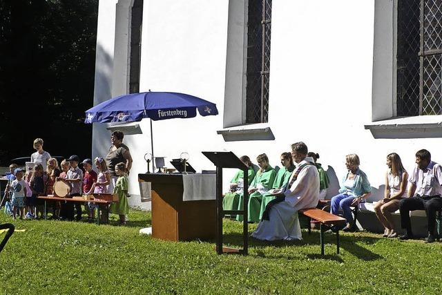 Kinder singen bei Freiluft-Gottesdienst von der Sonne